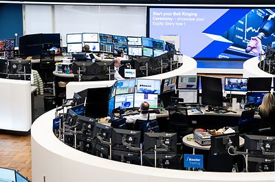 Trading pit with screens