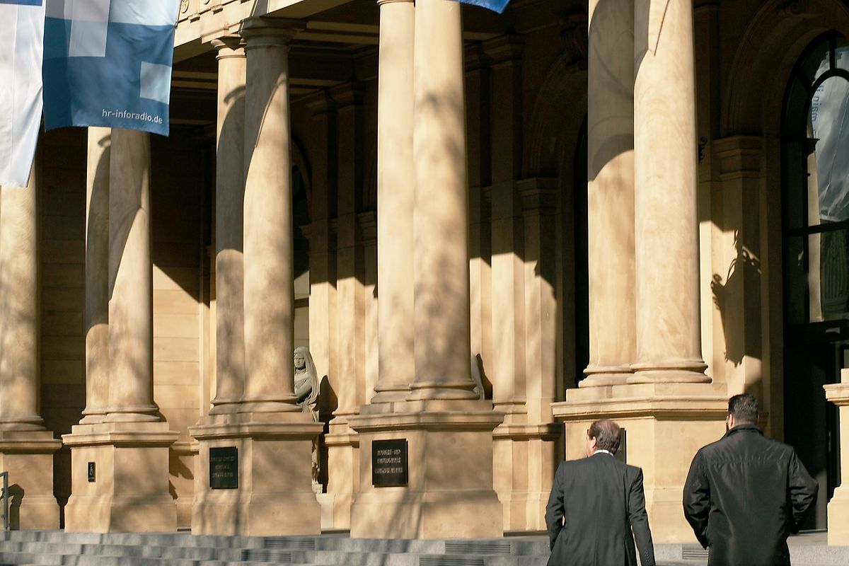 Börsengebäude mit Flaggen und Passanten